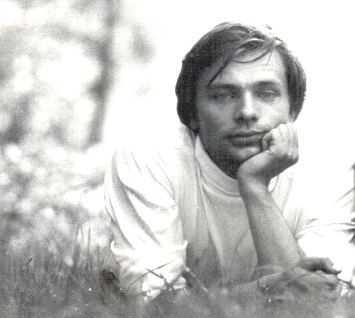 Oleg Vidov, hand under his chin